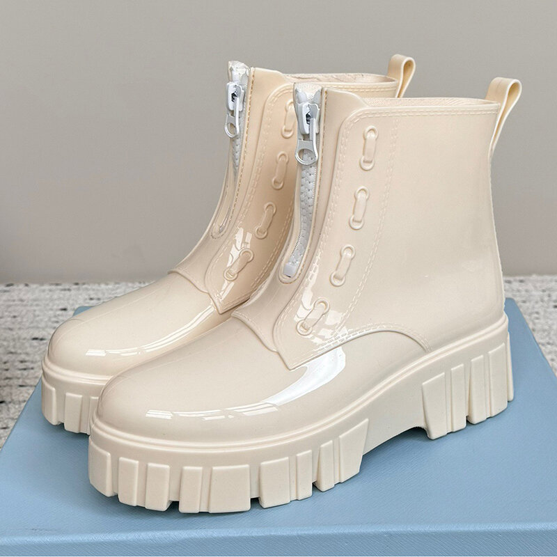Sepatu bot hujan wanita baru musim panas 2024 sepatu bot sepergelangan kaki tahan air atas warna permen desain ritsleting depan sol tebal