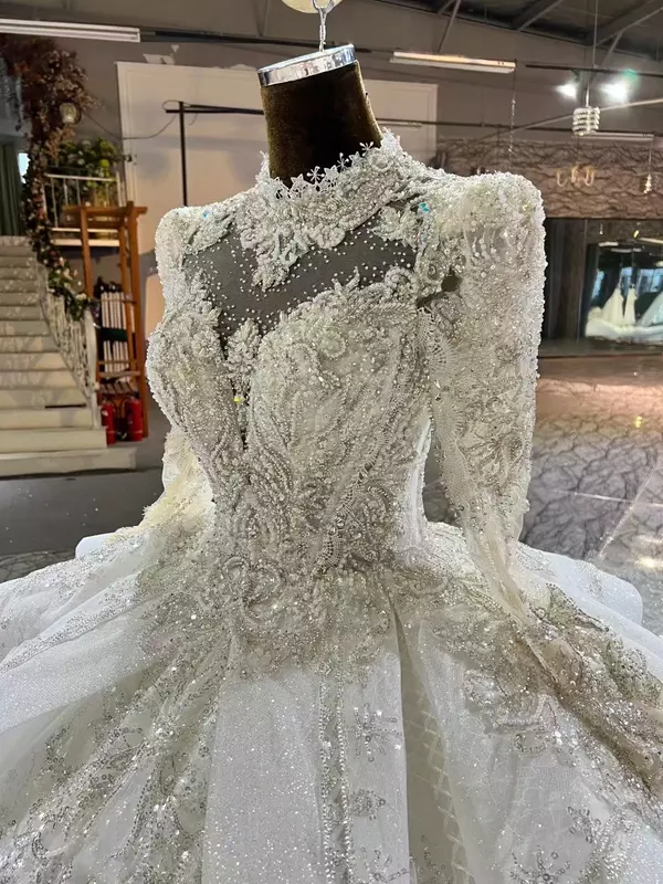 Długa suknia ślubna z kryształu muślinu w katedrze z grubymi koralikami koronkowa suknia ślubna luksusowa suknia ślubna