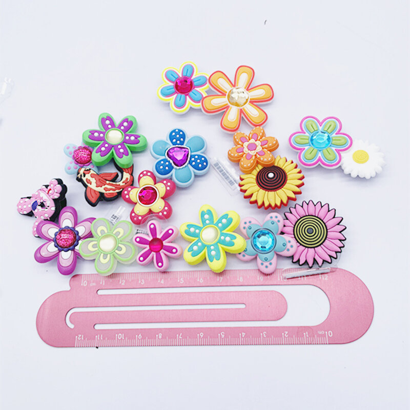 1 stücke Neuheit Blumen Schmetterling PVC Schuh Charme Bunte Schuh Dekoration Zubehör für Nette Anime Croc Charme für Kinder Geschenke