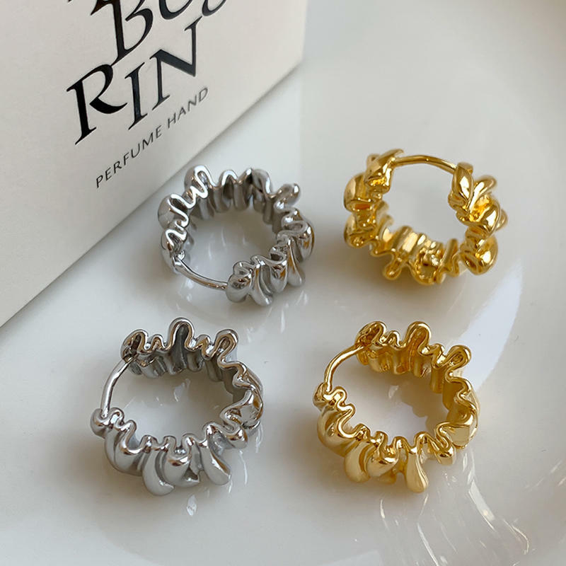 Unregelmäßige gewellte plissierte Ohrringe für Frauen Retro trend ige Kupfer Metall Ohrringe Design einfaches Temperament Senior Modeschmuck
