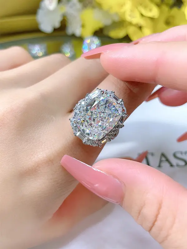Pożądanie modnego i eleganckiego 925 srebrnego dużego pierścionka z brylantem inkrustowanego diamentami o wysokiej zawartości węgla, luksus, mała klasa