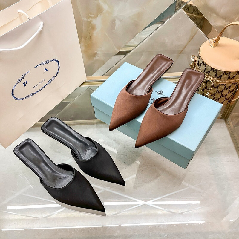 Остроносые Сатиновые сандалии и тапочки во французском стиле, модельные новые асимметричные закрытые тапочки на каблуке для ранней весны 2024