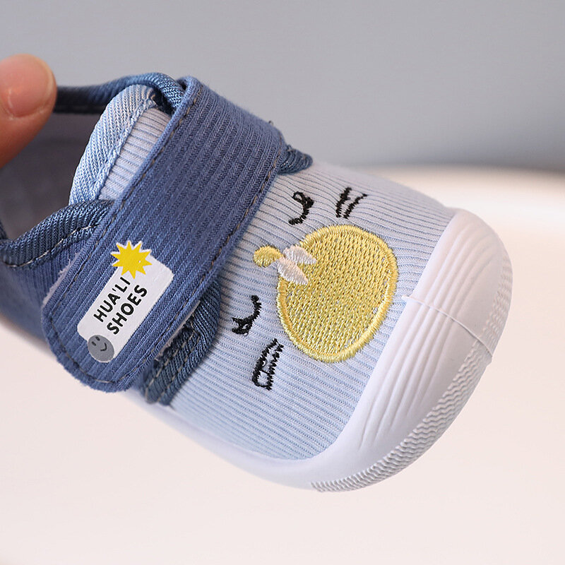 Sepatu bayi usia 0-3 tahun sepatu belajar jalan musim semi musim gugur Sneakers anak laki-laki perempuan antitendangan antiselip sol lembut berderit sepatu kasual