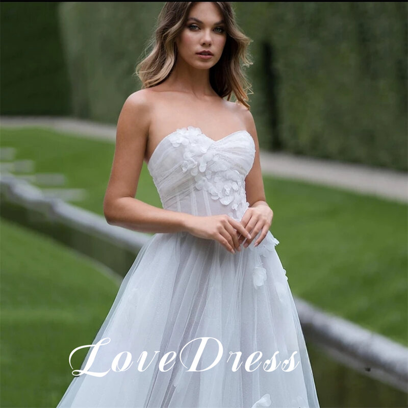 Love-sSweettheartスパンコールチュールウェディングドレス、ストラップレスAライン、床の長さ、背中の開いたブライダルガウン、アップリケ、3D花、エレガント