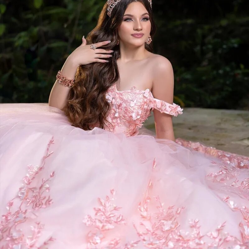 Quinceanrra promドレス、ピンクのアップリケ、3Dフラワー、ピンハートネック、プリンセス、ロング、チャーミング、ソフト16ドレス