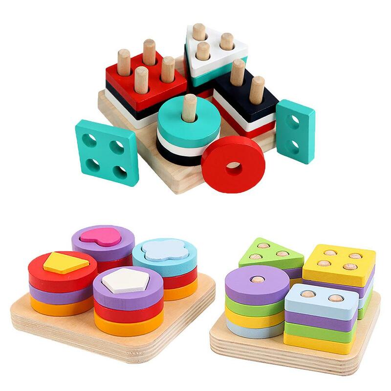 Combinando blocos de madeira para aprendizagem sensorial, empilhando brinquedos, forma