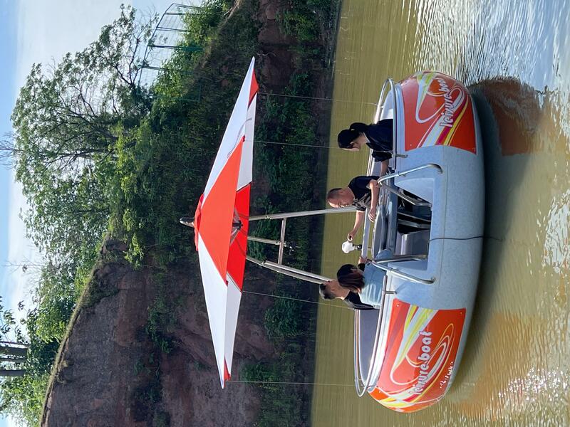 Perahu kecil plastik serbaguna untuk memancing, melubangi, dan kegiatan rekreasi