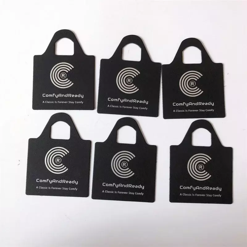 Producto personalizado, etiquetas colgantes de papel para logotipo de ropa, etiquetas colgantes negras, columpio con logotipo personalizado
