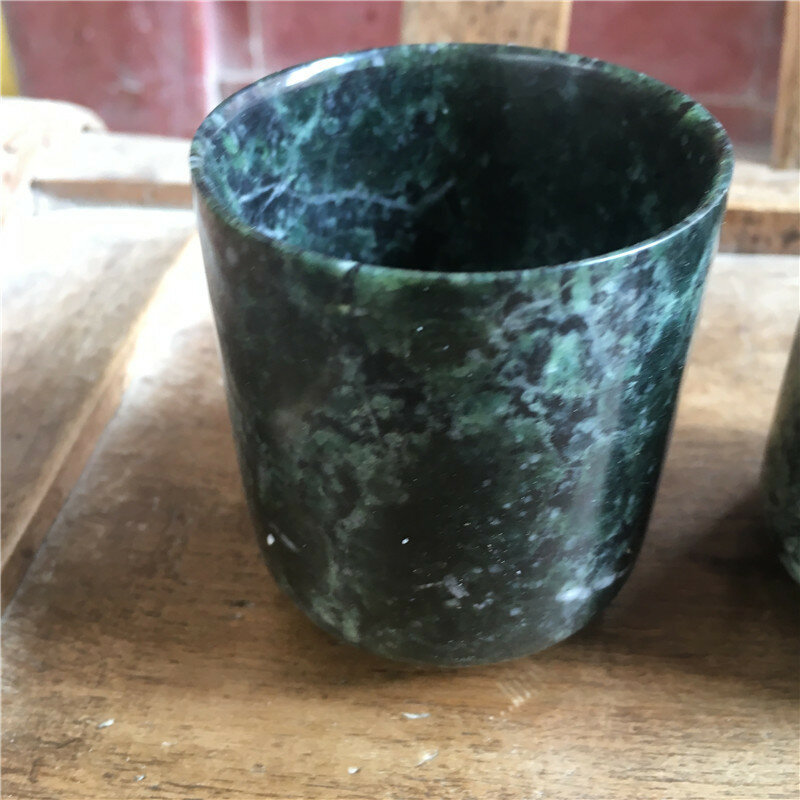 Чашка для воды из натурального нефрита с графитным камнем