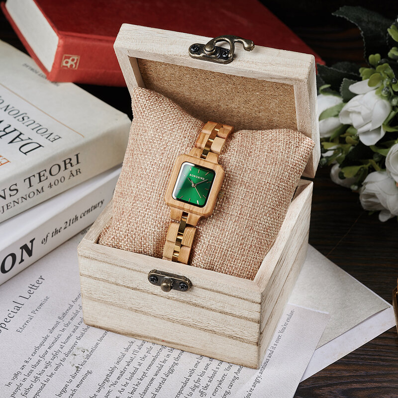 Женские деревянные кварцевые наручные часы с гравировкой изумрудов