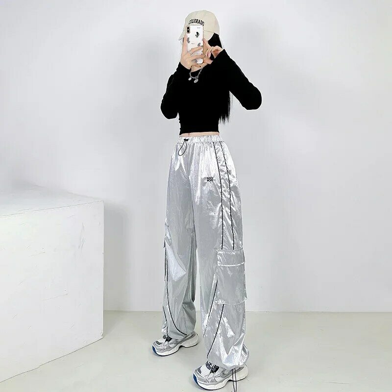 Koreańska dziewczyna grupa z tym samym jasnym srebrnym garniturem ze spodniami, taniec jazzowy koreański, występem hip-hopowym punkowym, trendem tanecznym hip-hopowym