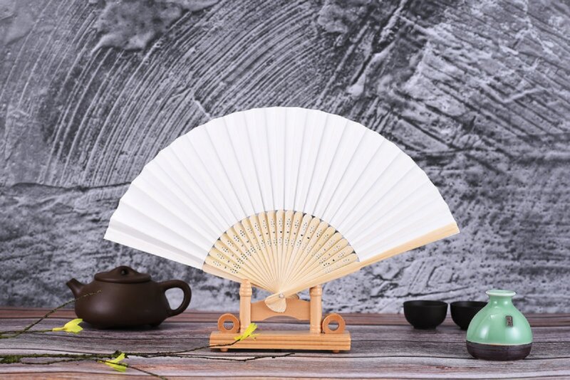 木製の扇子,パーソナライズされた彫刻が施された竹の扇子,折りたたみ式,手作り,単色,卸売