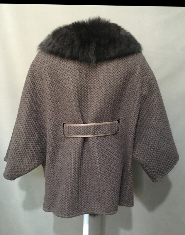 Abrigo de piel de zorro real con cuello y cinturón, 210902