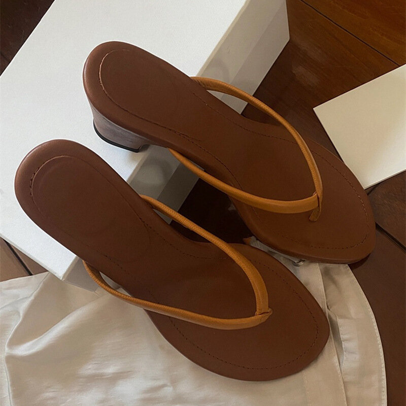 Sandálias romanas de couro marrom grosso para mulheres, clip on flip flops, sandálias de salto alto, roupa de verão