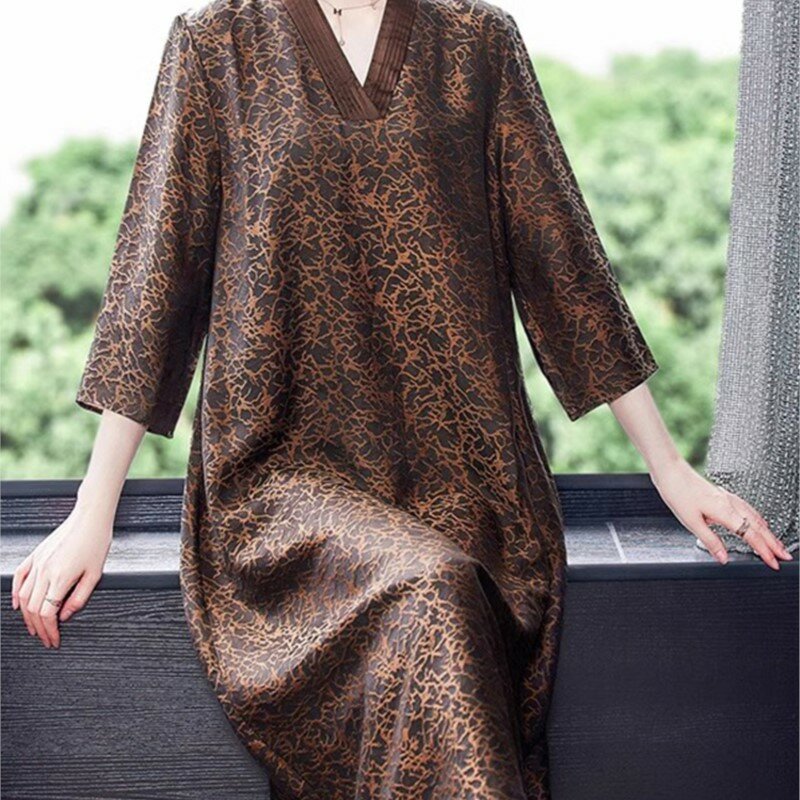 Silk Dress for Plump Mothers, and Fashionable, Overknee Skirt Old, Covering