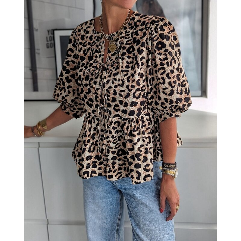 Женская блузка с рукавами-фонариками, леопардовым принтом и рюшами