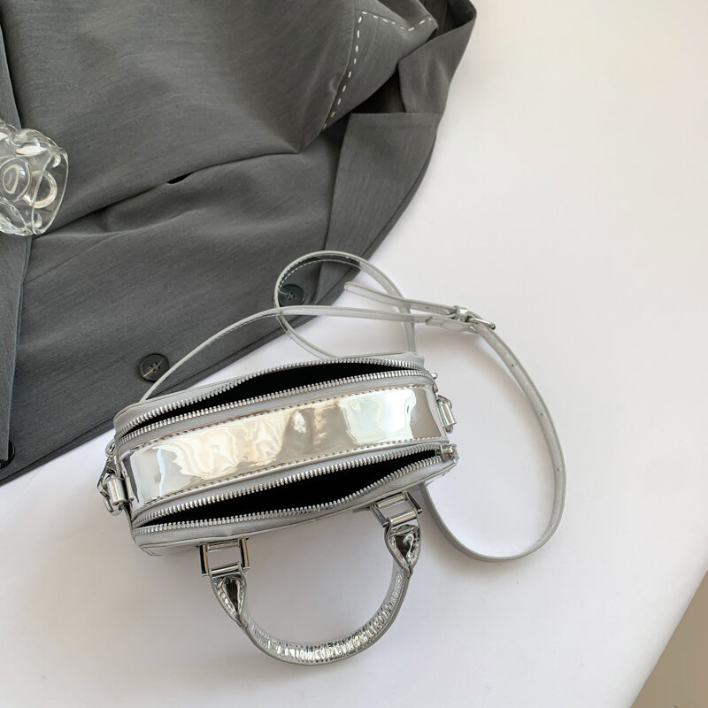 กระเป๋ากระเป๋าถือของผู้หญิงกระเป๋าสะพายหนัง PU น่ารักขนาดเล็กสำหรับผู้หญิงกระเป๋าสะพายพาดลำตัวสีเงิน2024 MODE Korea มีด้ามสั้น