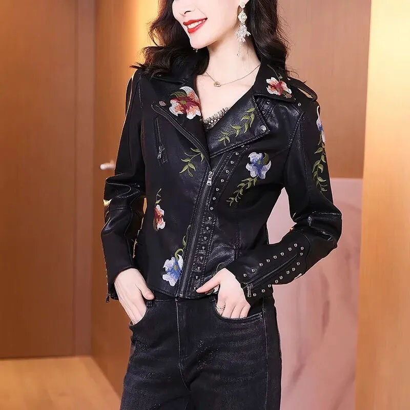 Donna Retro ricamo fiori rivetto giacca in pelle donna moda Streetwear locomotiva Slim Fit corto soprabito in pelle femminile
