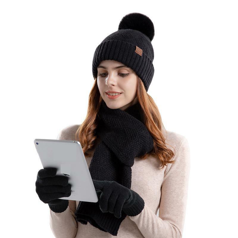 Setelan topi musim dingin syal sarung tangan wanita beludru rajut Aksesori tetap hangat tiga potong pelindung telinga dengan bulu palsu Pompom