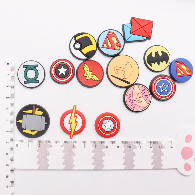 Nowość 1-10 szt. Amulety do butów superbohatera Superman akcesoria do dekoracji buty z PVC prezent urodzinowy dla dzieci