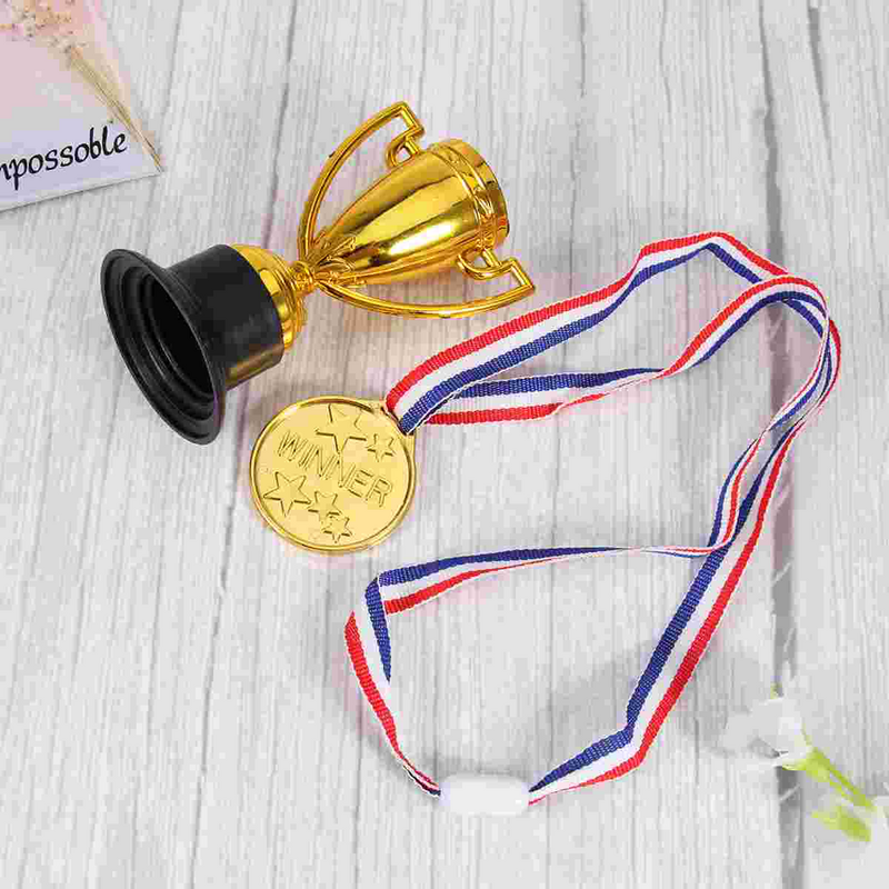 รางวัลถ้วยขอบทองพลาสติกขนาดเล็ก16ชิ้นเหรียญขนาดเล็กสำหรับเด็กของขวัญรางวัลถ้วยรางวัลทอง (8xtrophies + 8xmedals)