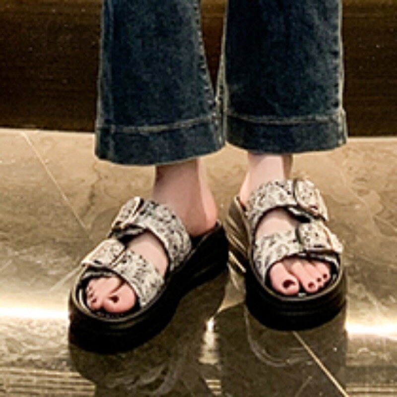 Zapatillas de suela gruesa para mujer, zapatillas con hebilla de Metal, estampadas, versátiles, informales, de verano
