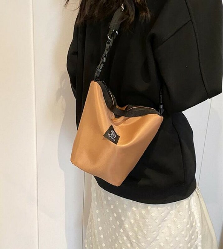 Fashionable Casual Oxford Cloth Mobile Phone Bag Women's Commuting Bag Lightweight Crossbody Bucket Bag Student Shoulder Bag