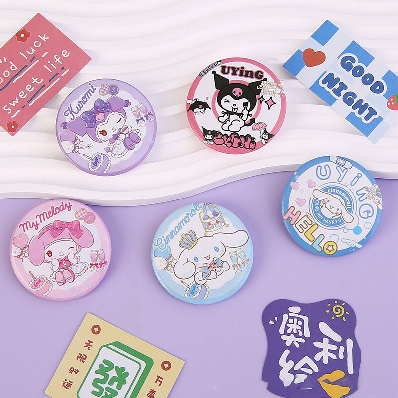 Emblema Sanrio Cartoon e Emblema no Peito, Cinnamoroll, Kuromi Melody, Broche Pochacco Hello Kitty, Presente Pingente Mochila, Anime bonito