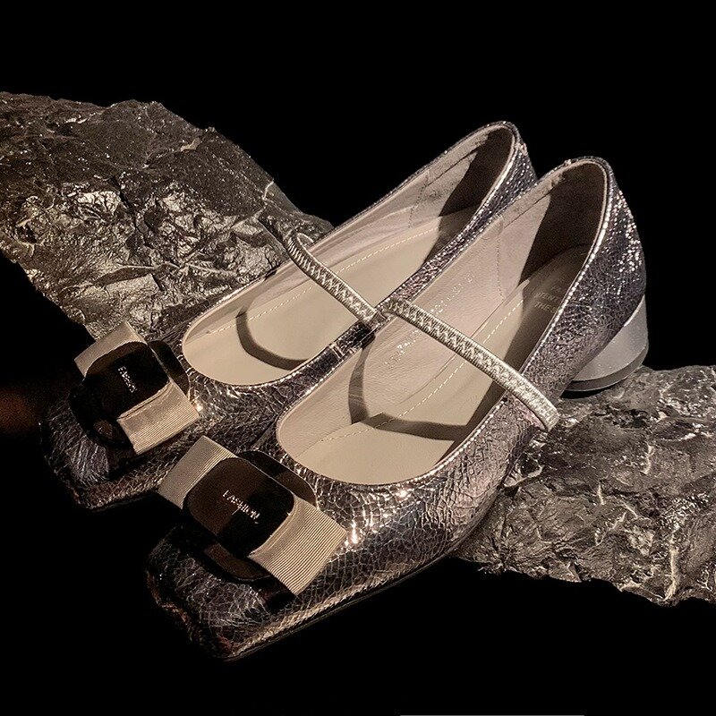 Eleganckie i wszechstronne buty na obcasie z francuskimi inspirujący projekt do damskiej garderoby
