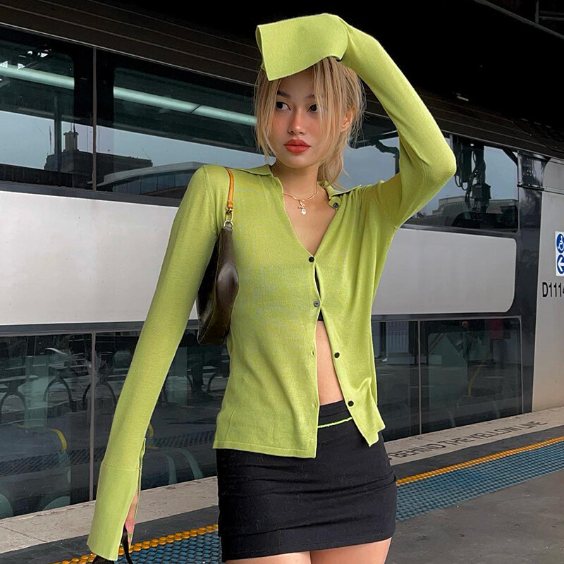 Atasan Seksi Wanita Blus Kancing Pakaian Jalanan Kasual Longgar Kancing Sebaris Lengan Flare Panjang Solid Baju Fashion Musim Panas 2022