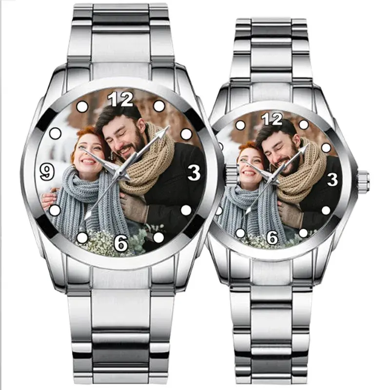 นาฬิกาควอตซ์พิมพ์ภาพโลโก้แบบ DIY สำหรับคู่รักคู่รักรูปภาพบนหน้าปัดนาฬิกาโลหะไม่จางหายของขวัญที่ไม่ซ้ำใครสำหรับคู่รัก