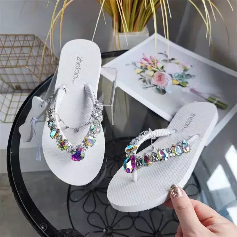 Zapatillas de playa antideslizantes para mujer, chanclas informales de fondo suave, zapatos con cadena de diamantes de imitación, 2024