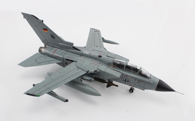 Modèle de produit fini en alliage allemand, Tornado IDS Jeans Jet 43 + 42, aile de balayage mobile, HA6717, 1/72