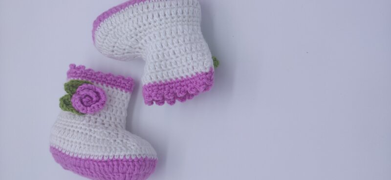 Skarpety dziecięce buty bootie różowy kwiat z białym modelem bt001