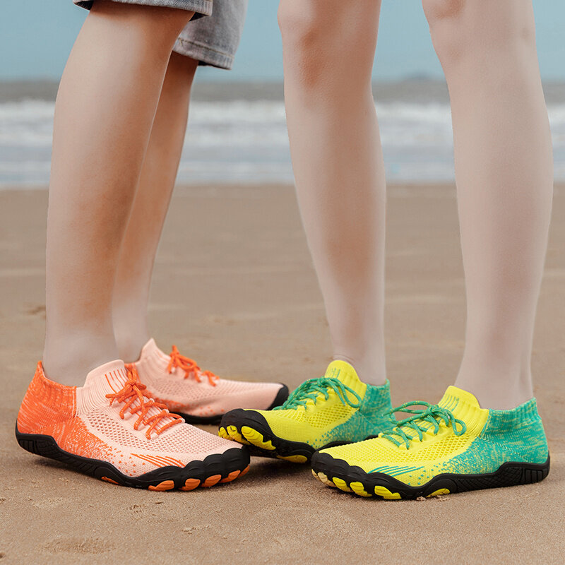 Zapatos de agua de punto para hombre y mujer, calcetín transpirable amarillo a la moda, zapatillas antideslizantes para exteriores y playa, 2024
