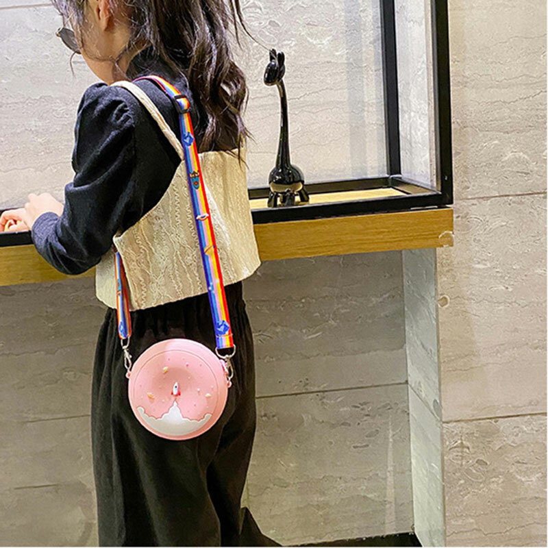 Силиконовые сумки-мессенджеры легко носить с собой подарки для девочек