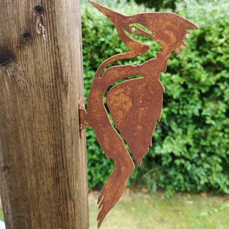Elegancki projekt palika ogrodowego ptak zardzewiały metalowy sylwetka stoczni ptak dekoracja sylwetka drzewa trawnika ozdoby metalowe rdza