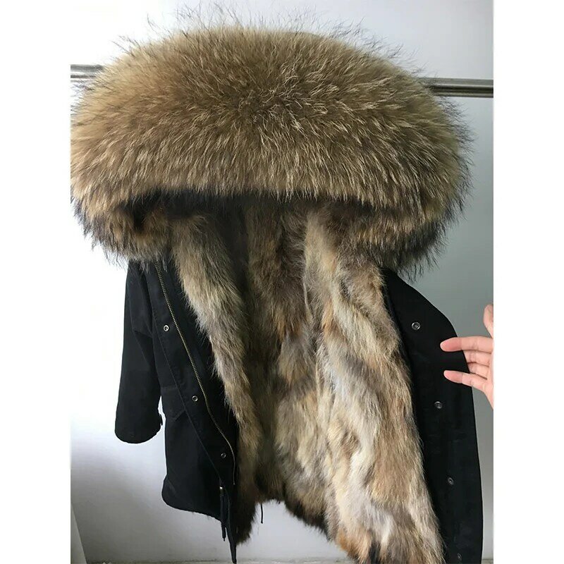 女性のクラシックなパーカースタイルの冬の暖かいジャケット。本物の毛皮、取り外し可能なミンクヘアライナー。長い厚いコート。卸売り。自然