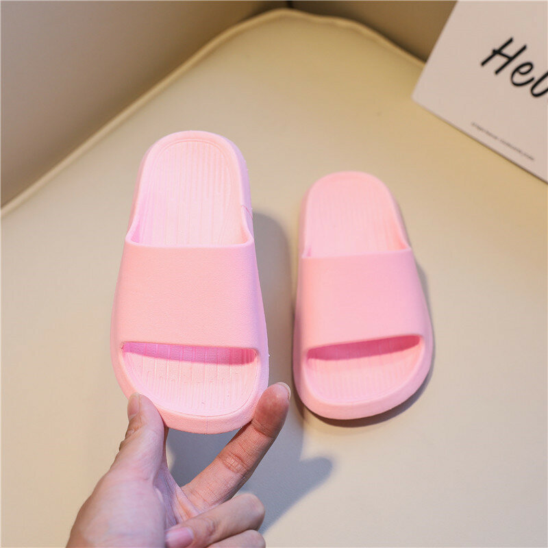 Letnie kapcie dziecięce jednolite kolorowe antypoślizgowe buty dziecięce miękkie klapki do łazienki dla chłopców buty na plażę klapki