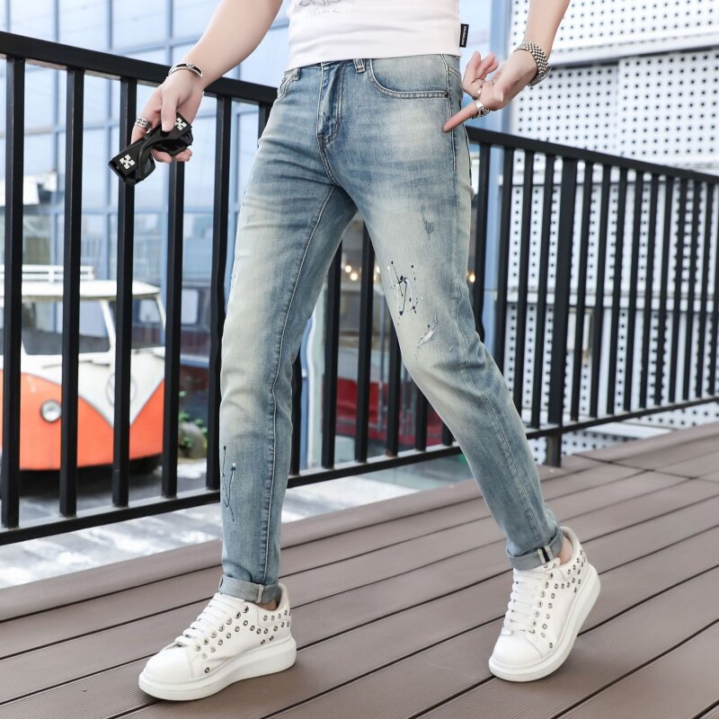 جينز ممزق مطبوع عليه طلاء رجالي ، مطاطي كوري رقيق ، مناسب للجسم ، بنطلون قدم غير رسمي ، صيف ، جديد ، عصري