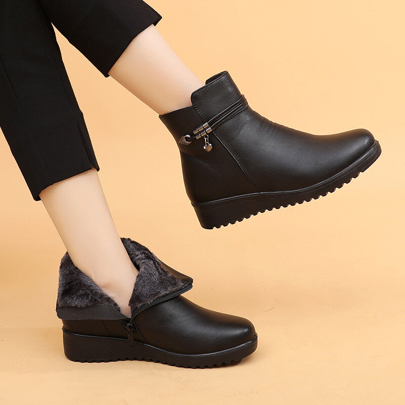 Sepatu bot kulit hangat untuk wanita, sepatu bot salju musim dingin berritsleting ukuran Plus, sepatu bot datar warna hitam