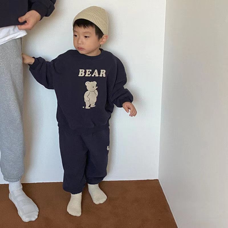 0〜3歳の男の子用の2ピースカジュアルセット,クマのプリントが施された綿のスウェットシャツとパンツ,長袖,シンプルで抵抗力のある,スポーツ用,新品