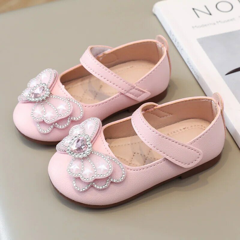 Sepatu kulit untuk anak perempuan, sepatu datar kasual putri manis bayi perempuan untuk pesta pernikahan berlian imitasi kupu-kupu kristal hati Fashion baru
