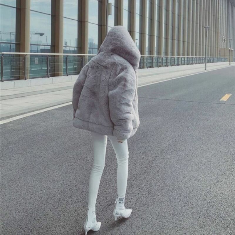 Mantel beludru Mink tebal wanita, jaket versi longgar bulu kelinci imitasi, mantel bulu bertudung mewah musim dingin Korea