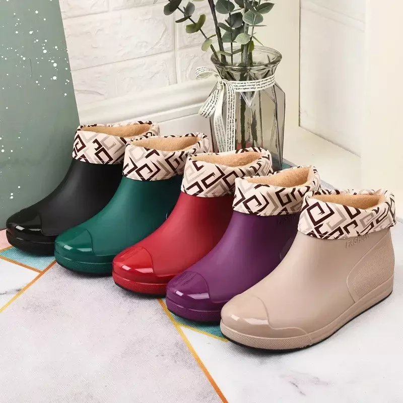 Botas de chuva de tubo curto para mulheres, antiderrapantes, botas de água espessadas, sapatos quentes, confortáveis, resistentes ao desgaste, 2024