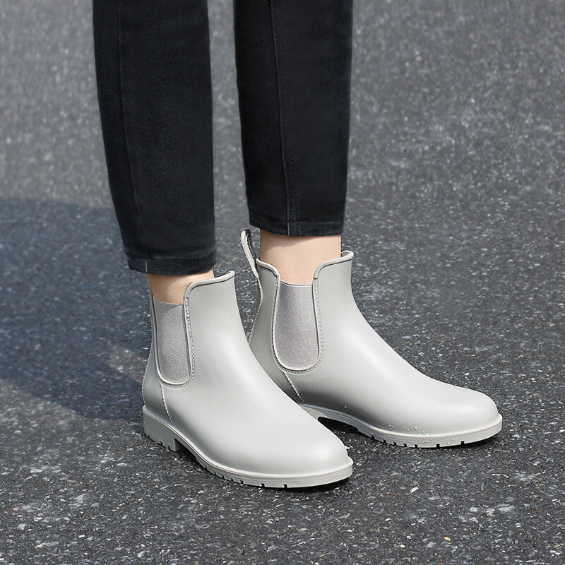 Comemore scarpe da acqua antiscivolo scarpe da pioggia in gomma da donna impermeabili per ragazze nuovi stivali da pioggia corti femminili di moda Chelsea 43