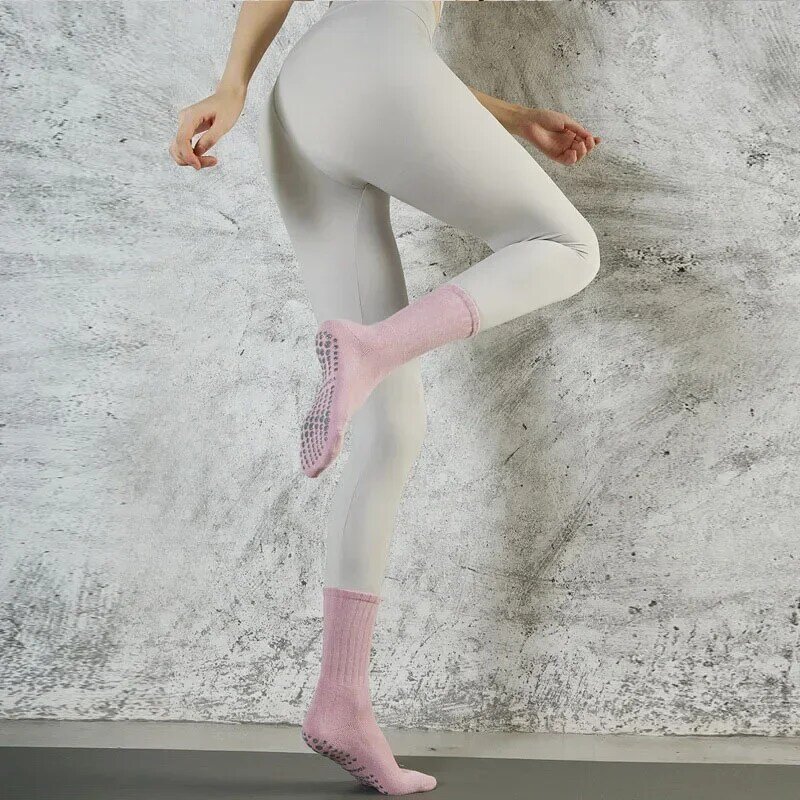 Kaus kaki Yoga tabung panjang baru kaus kaki Pilates olahraga tebal Terry bawah handuk anti licin tempel kaos kaki Yoga tabung panjang