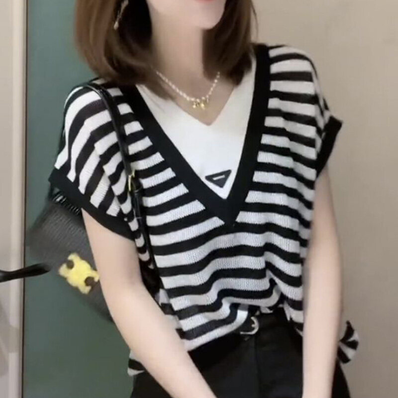 2024 neue Sommer koreanischen Stil lose lässige Retro-Büro Dame T-Shirts für Frauen gestreiften Strick V-Ausschnitt Kurzarm Chic Tops