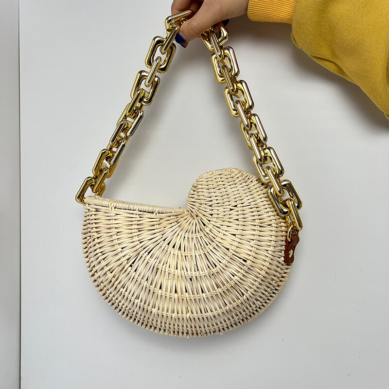 2022 ракушка однотонная ротанговая специальная металлическая цепочка на плечо универсальные повседневные пляжные соломенные сумки для женщин Роскошные дизайнерские