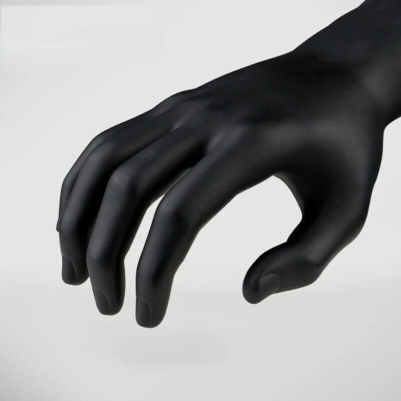 Manichino maschile realistico modello a mano fittizio per guanti da lavoro guarda l'esposizione di gioielli e la fotografia